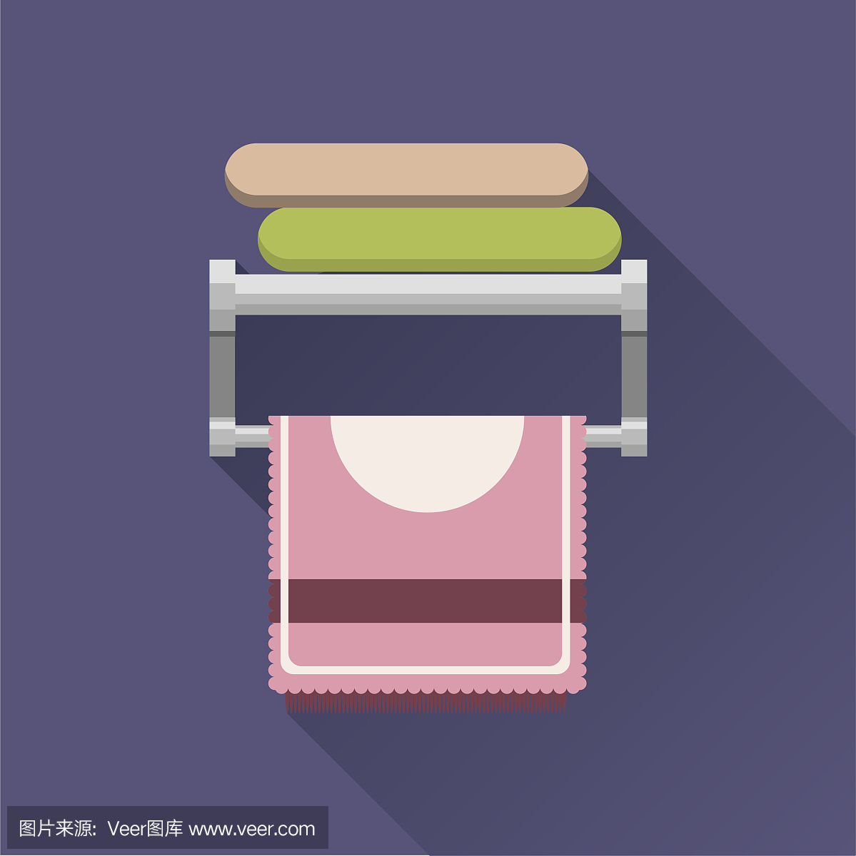 浴室金属衣架上的毛巾。绿色和粉红色的毛巾躺着,一条粉红色的挂着。